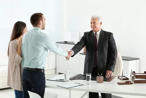 What to Bring When You First Meet With Personal Injury Lawyers