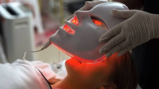 How to Choose Red Light Beauty Devices for a Skincare Routine